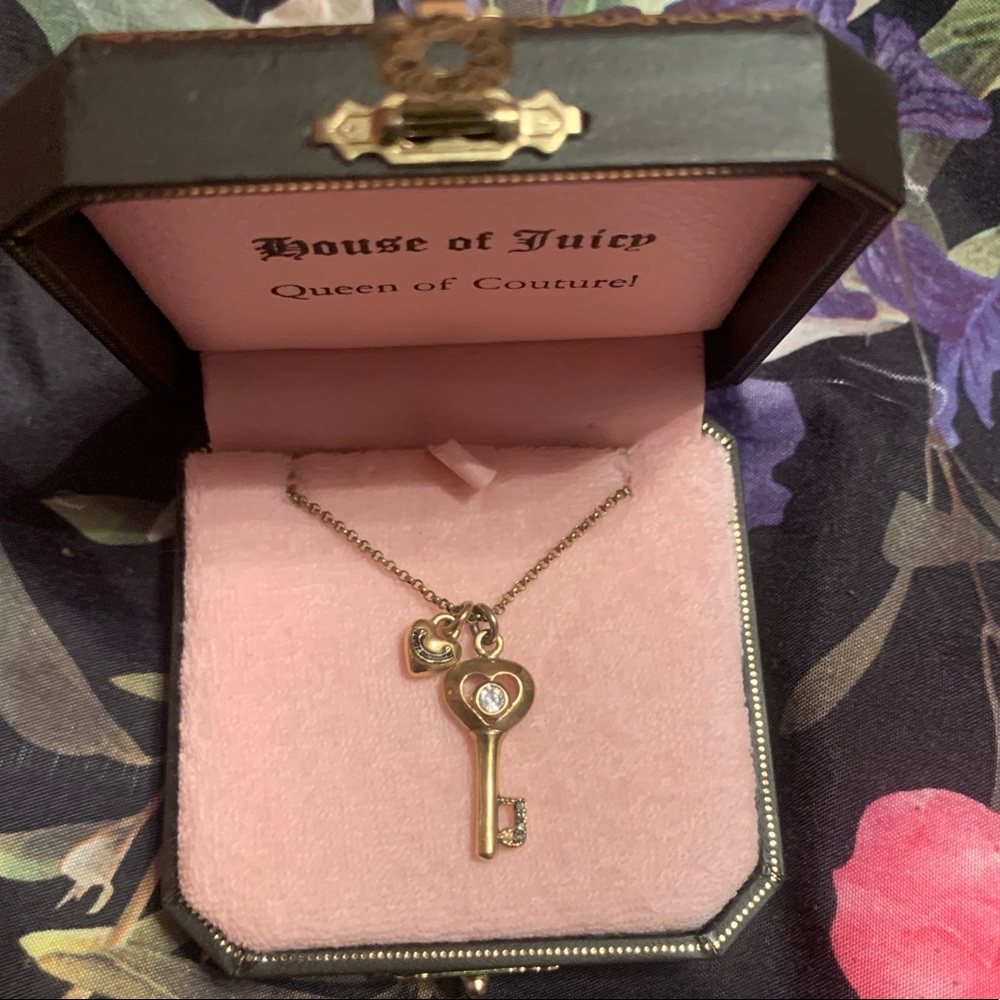 Women’s Juicy Couture necklace!